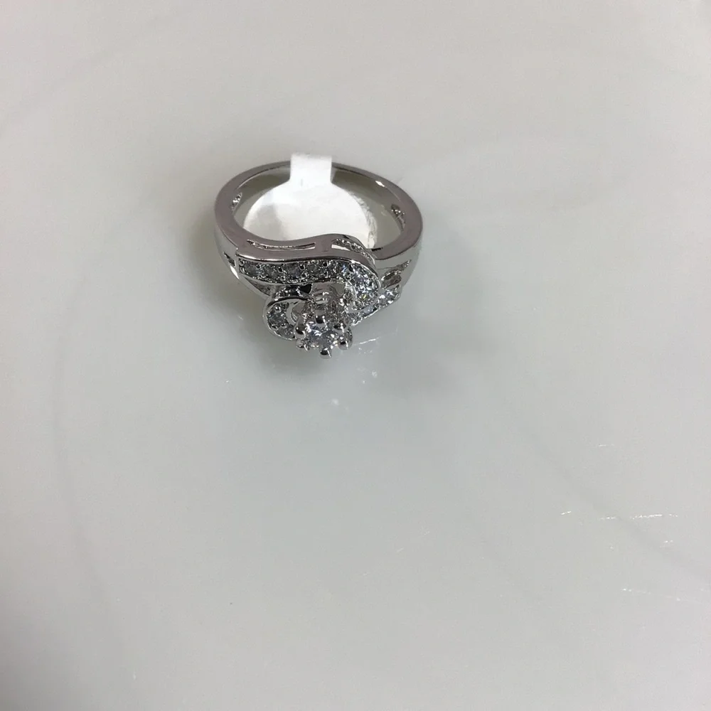 Gorgeous Cubic Zirconia Silver Wedding Engagement Fashion Ring - Size 9
